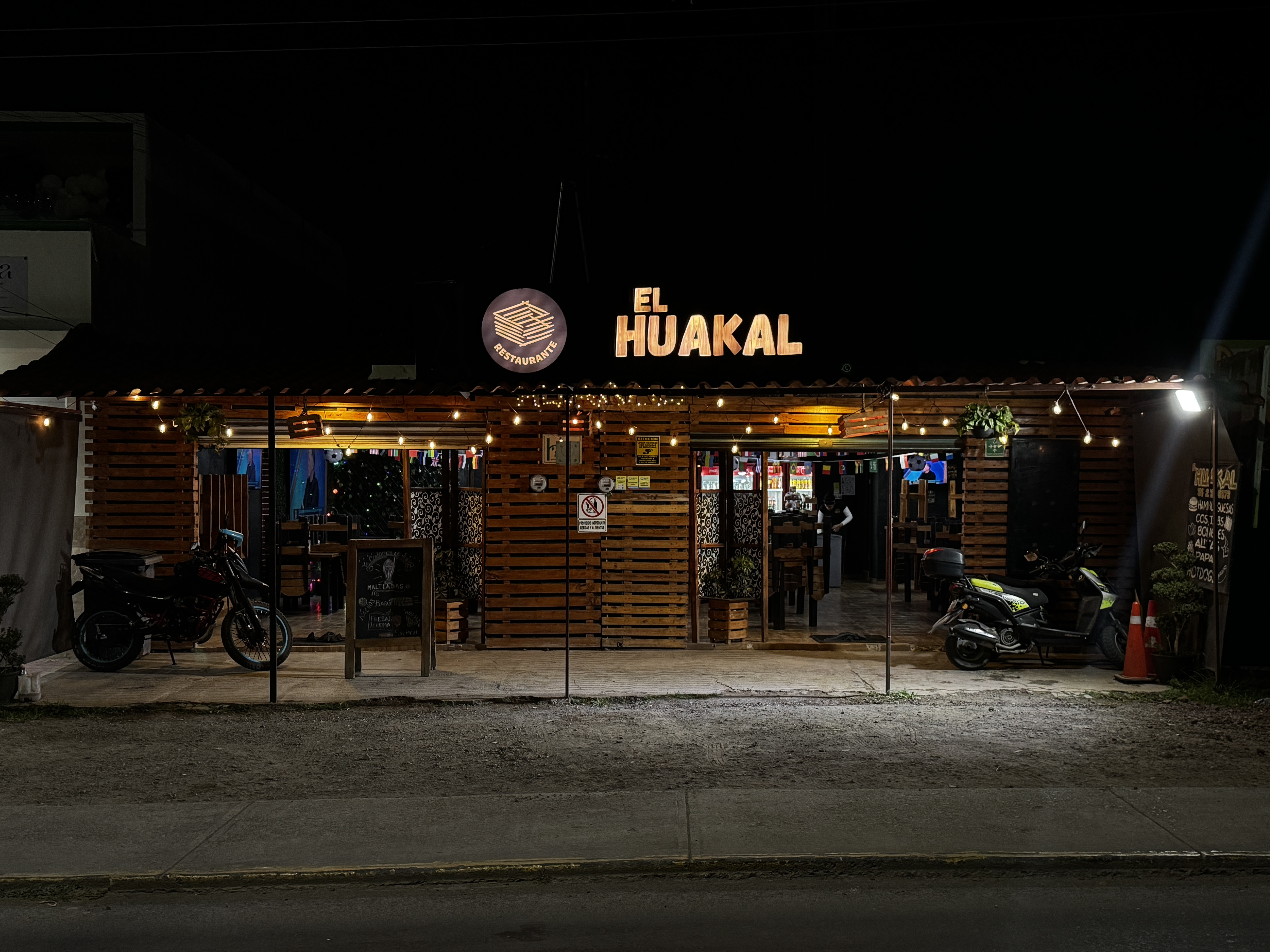 Fachada de El Huakal de noche