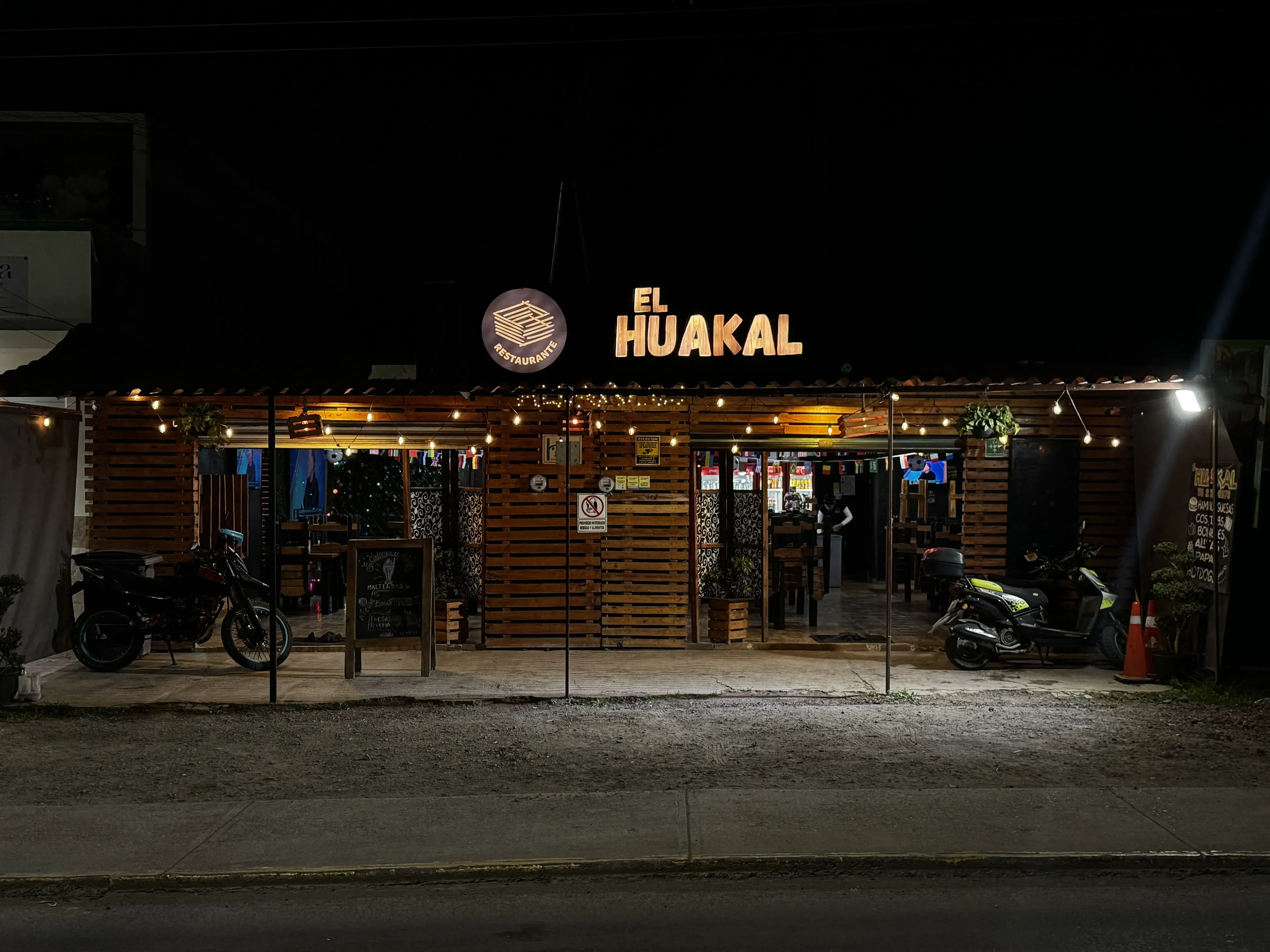 Fachada de El Huakal de noche